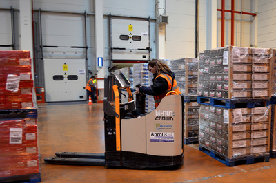 Crown supplies FM Logistic with forklift trucks compatible with fuel cells