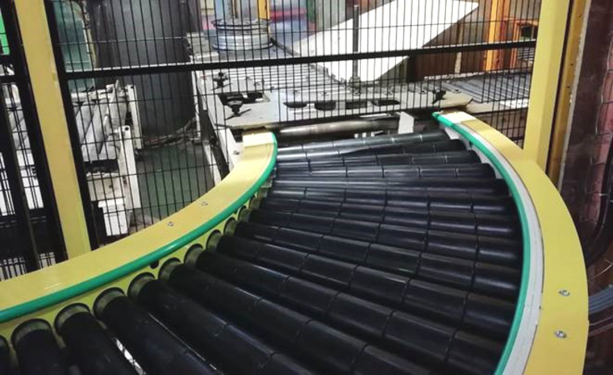 Motorized curved conveyor without contact