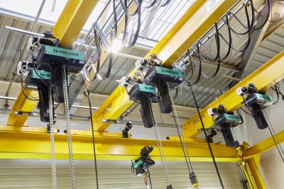 Three cranes and six VERLINDE hoists in the injection mold maintenance workshop at PARKER HANNIFIN
